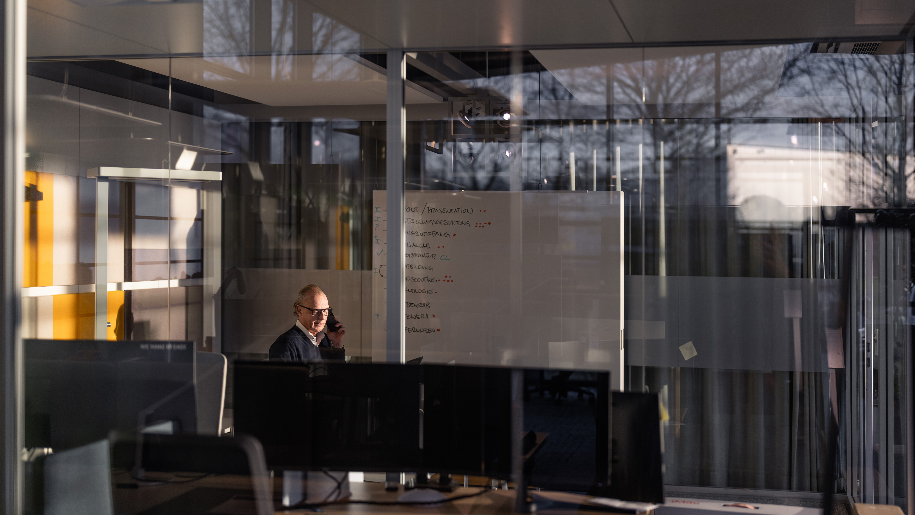 Lars Andresen telefoniert im Glasraum