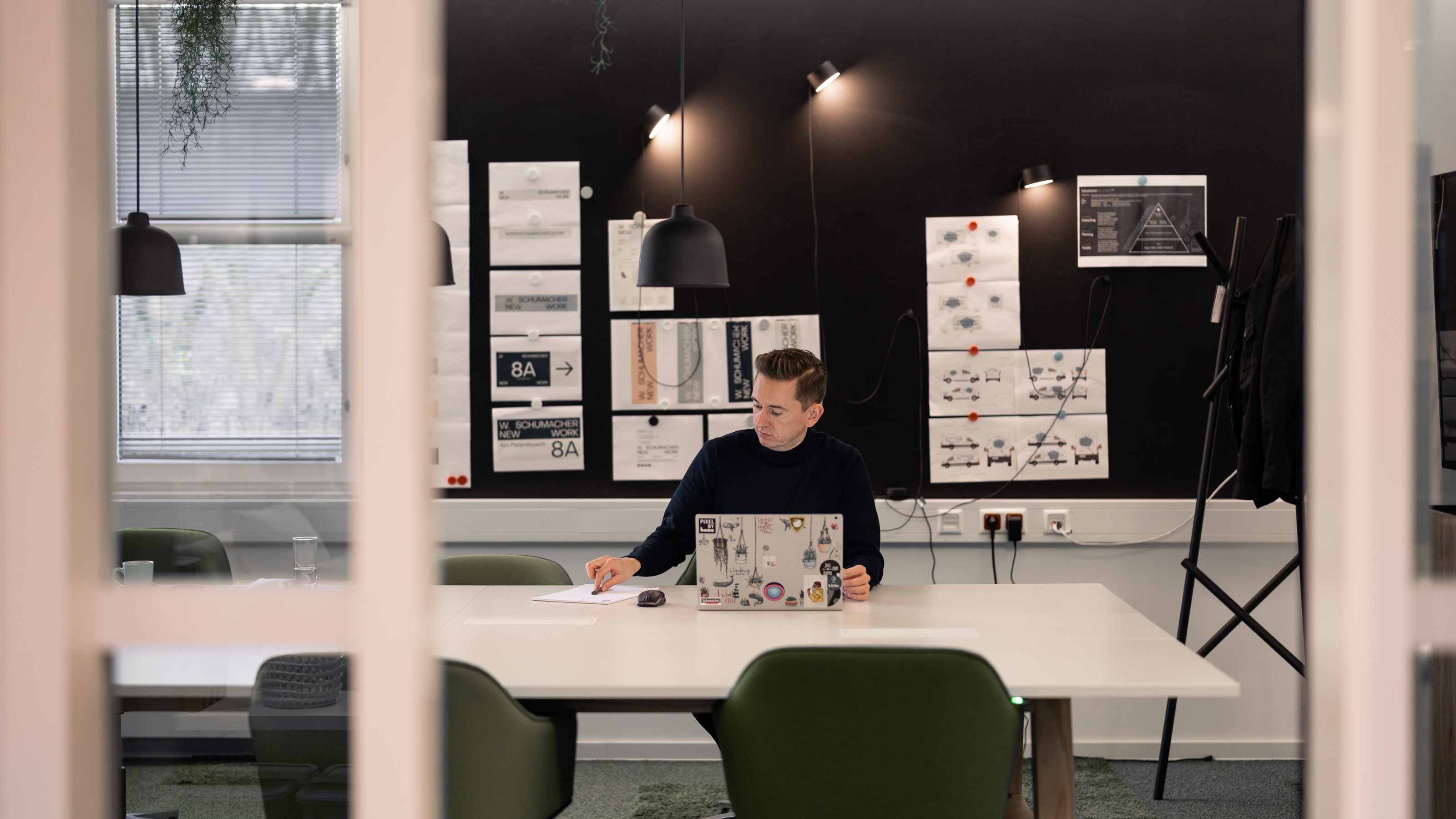 Sebastian Seger Consulting Experte am Macbook