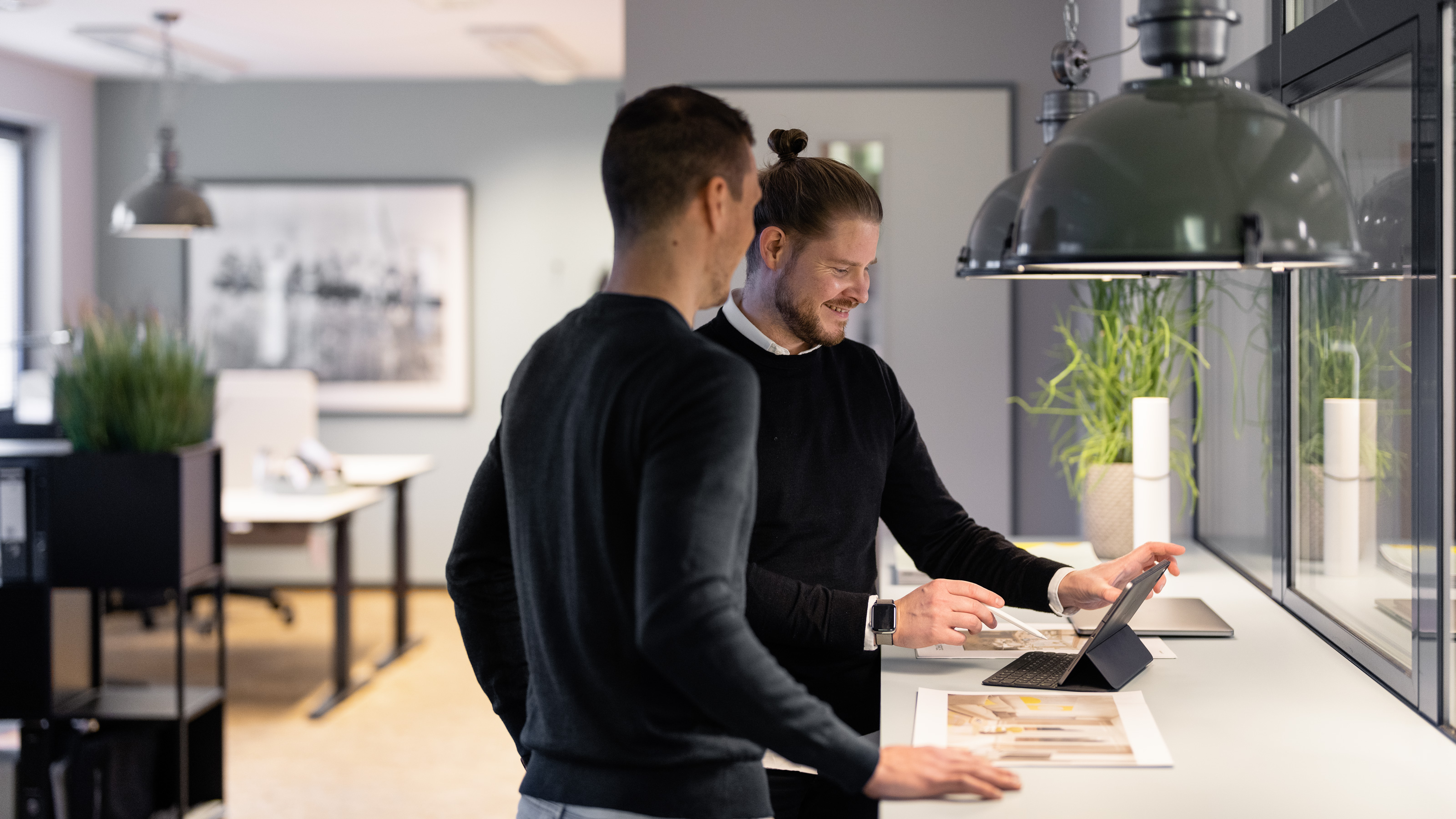 Schumacher New Work Matthias Ludwig und Jonas Grube vor dem Surface